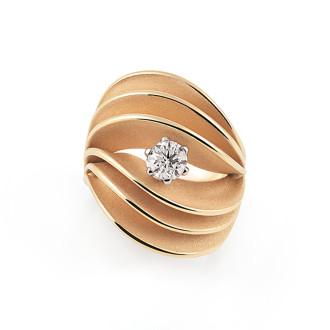 Velaa Royale Ring