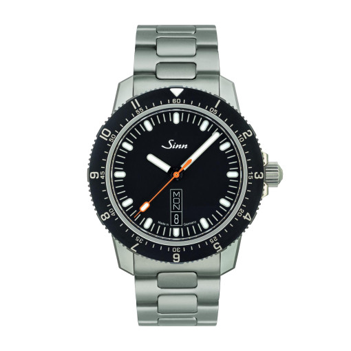 Sportliche Uhr mit Multifunktionsdrehring 105 St Sa